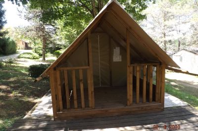 tente de 12m² avec terrasse, vrai lit de 120 et frigo